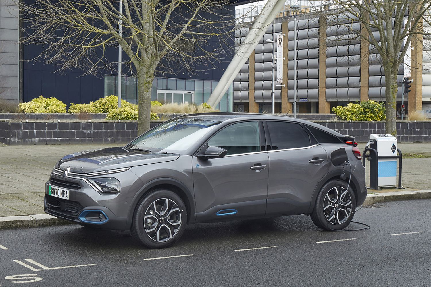 Citreon ec4 electric car charging using public chargepoint